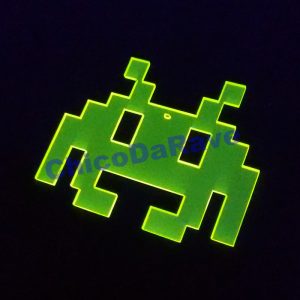 Colar Space Invaders 8cm amarelo fluorescente