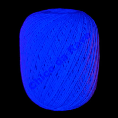 Barbante azul fluorescente estonado - Foto feita na luz negra